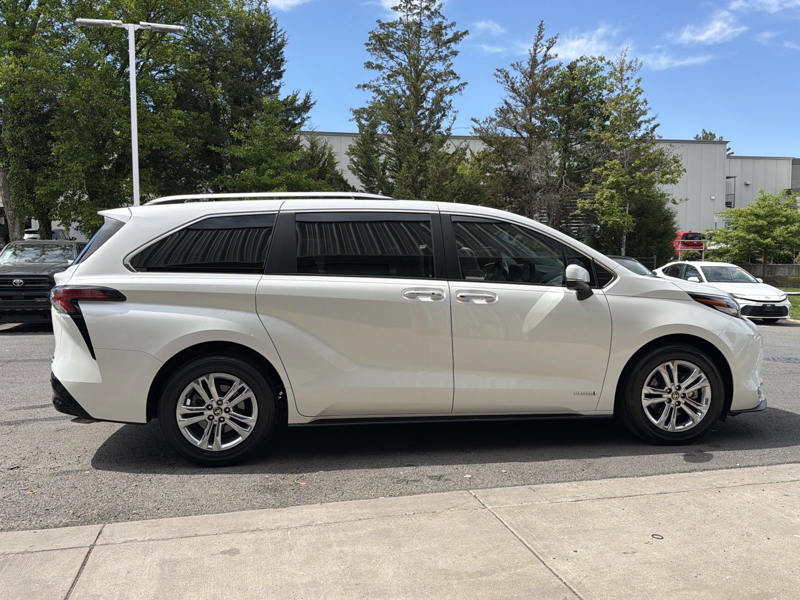 Used 2021 Toyota Sienna Platinum AWD/4WD image 4