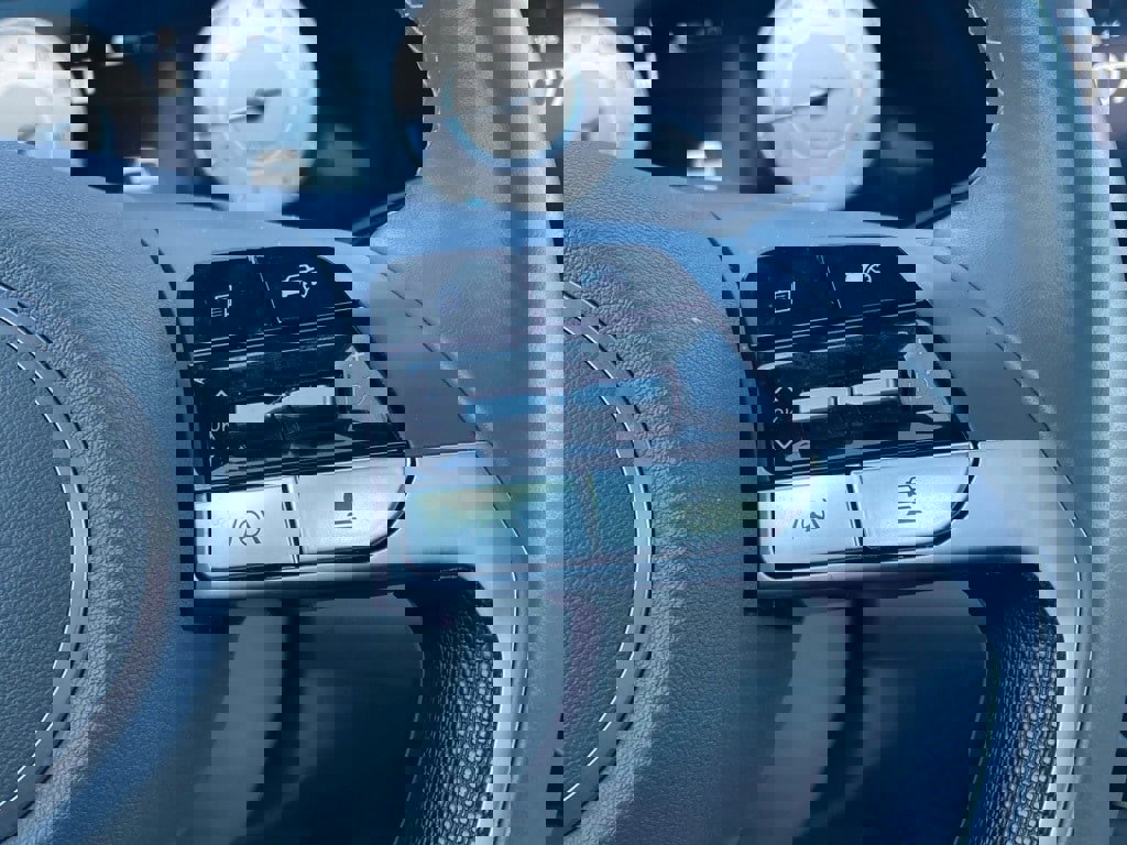 Used 2025 Hyundai Elantra SEL image 18