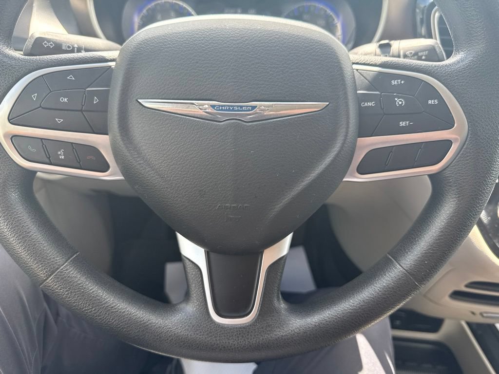 Used 2018 Chrysler Pacifica L FWD image 13