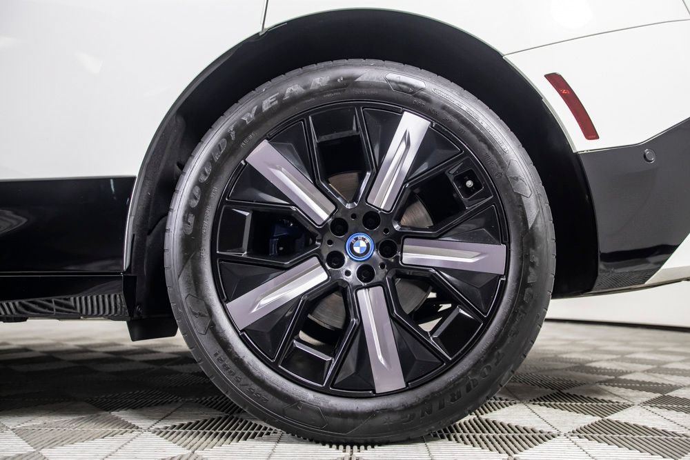 Used 2024 BMW iX xDrive50 w/ Sport Package AWD/4WD image 38