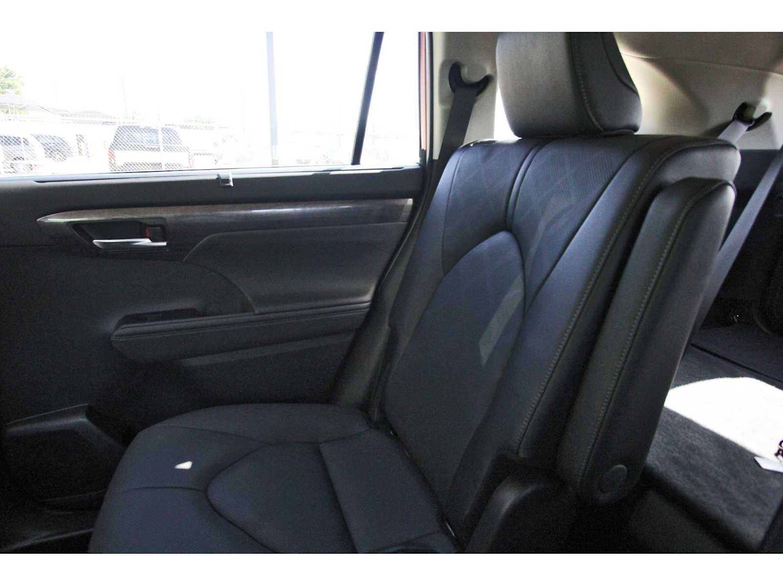 Used 2025 Toyota Highlander Platinum AWD/4WD image 9