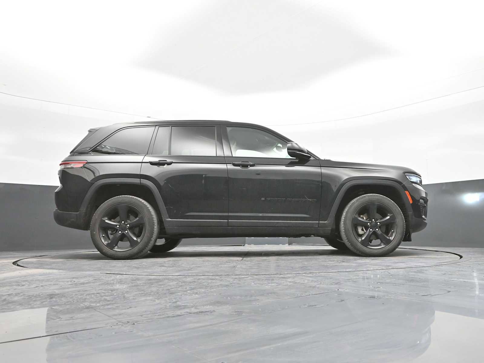 Used 2023 Jeep Grand Cherokee Limited w/ Black Appearance Package image 42