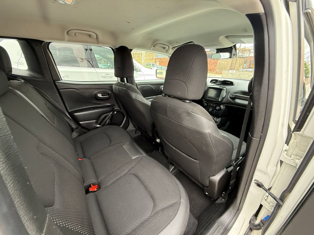 Used 2018 Jeep Renegade Altitude FWD image 17