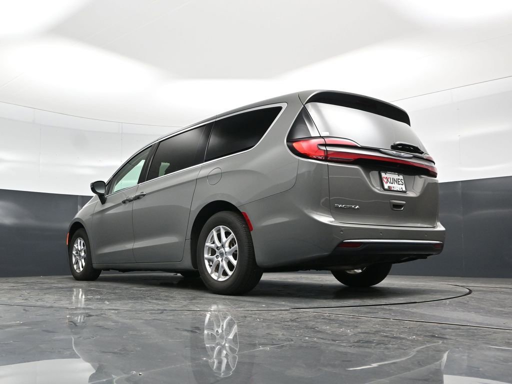 Used 2023 Chrysler Pacifica Touring-L image 55
