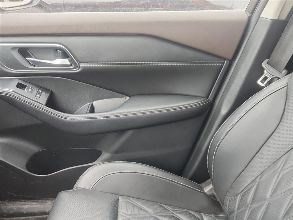 Used 2021 Nissan Rogue Platinum image 19