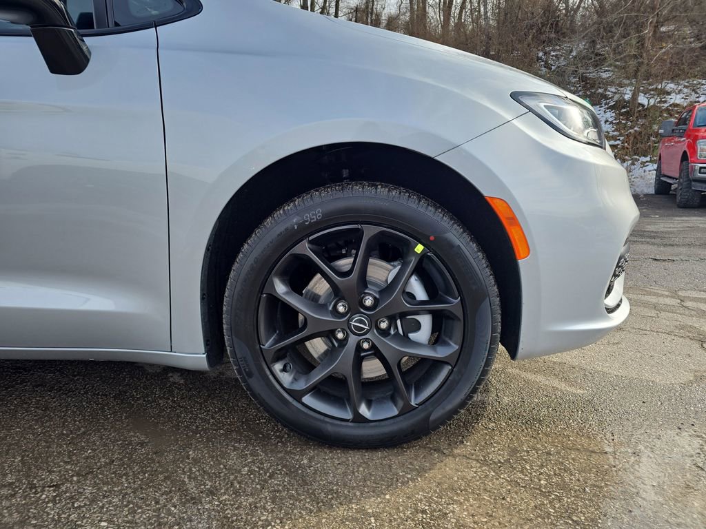 New 2026 Chrysler Pacifica Select w/ S Appearance Package image 2