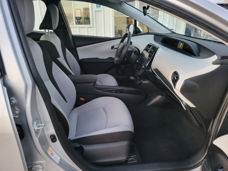 Used 2022 Toyota Prius LE FWD image 18