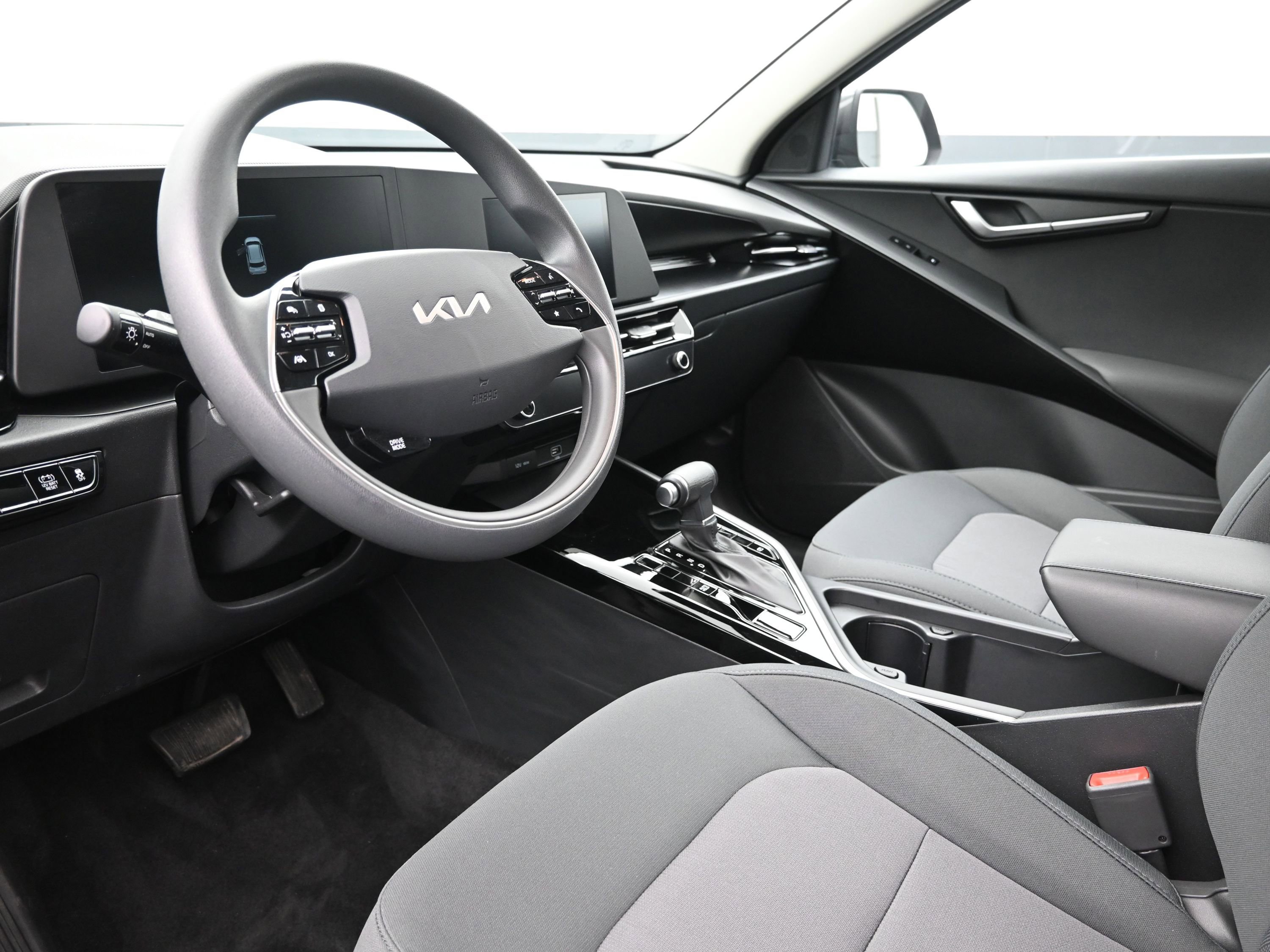 Used 2024 Kia Niro LX image 10