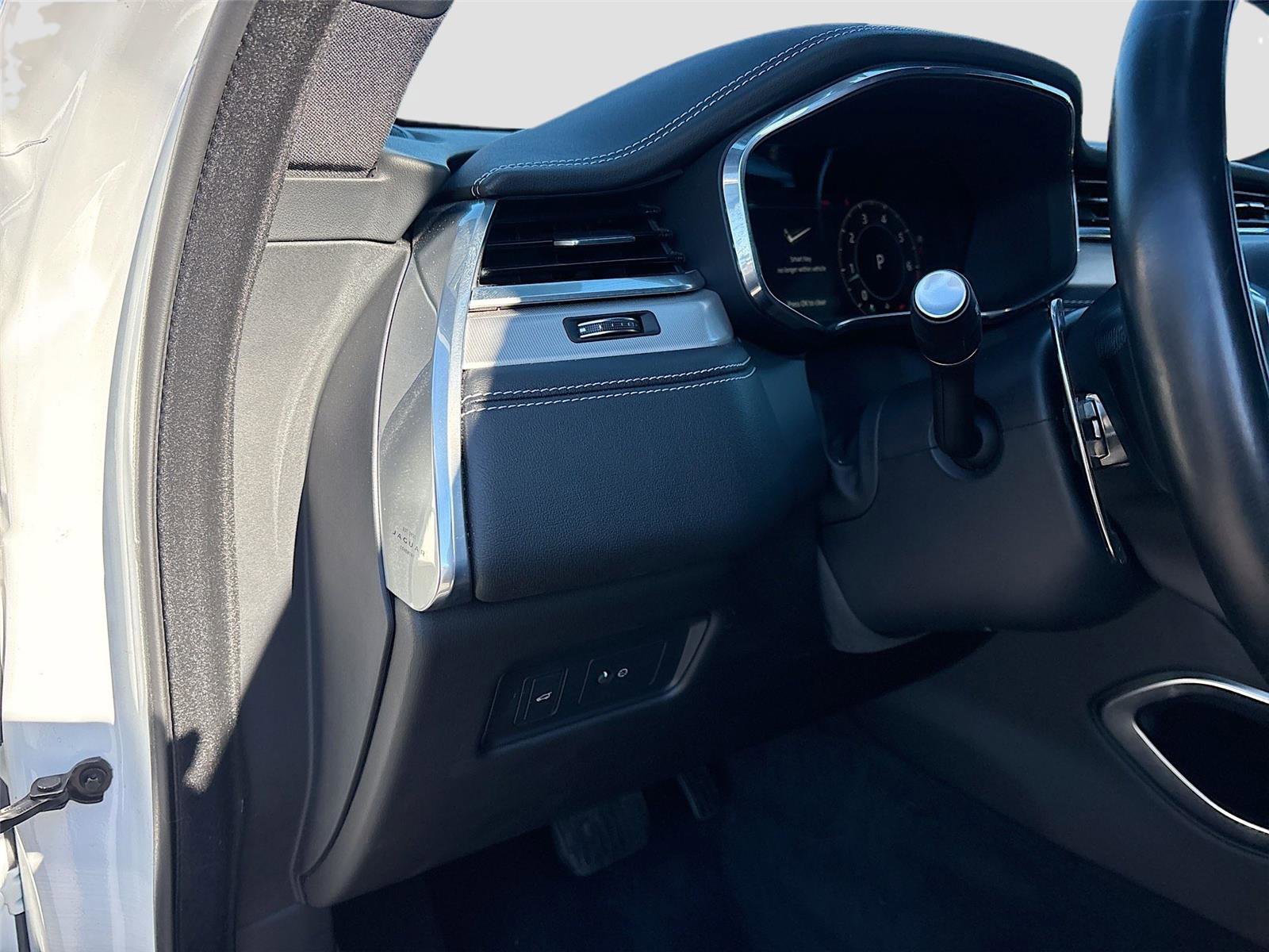 Used 2024 Jaguar F-PACE R-Dynamic S image 11