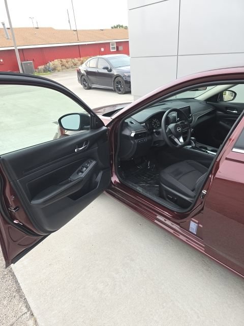 Used 2025 Nissan Altima 2.5 SV AWD/4WD image 8