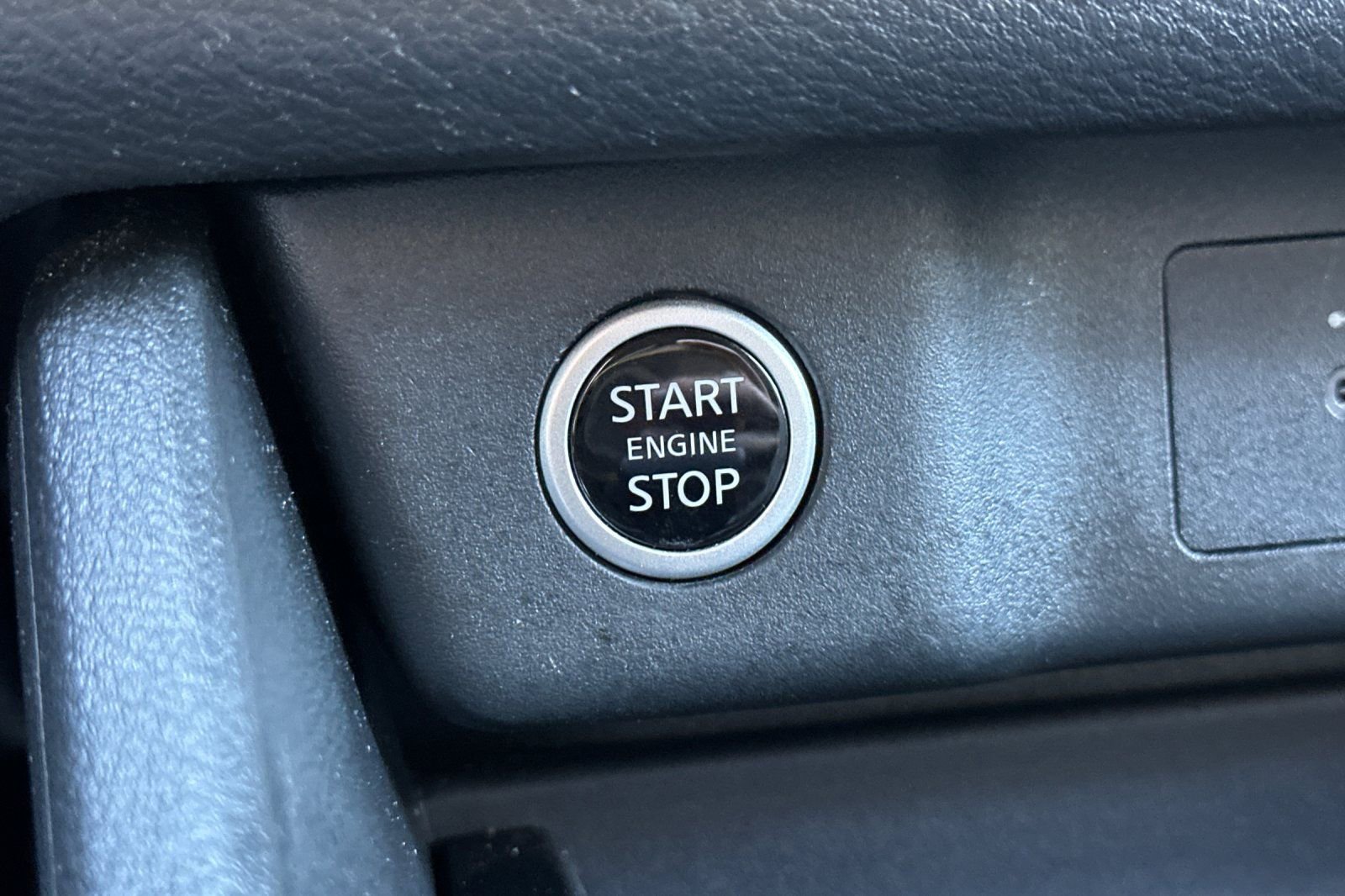 Used 2023 Nissan Rogue SV image 25