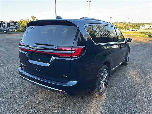 Used 2025 Chrysler Pacifica Pinnacle AWD/4WD image 4