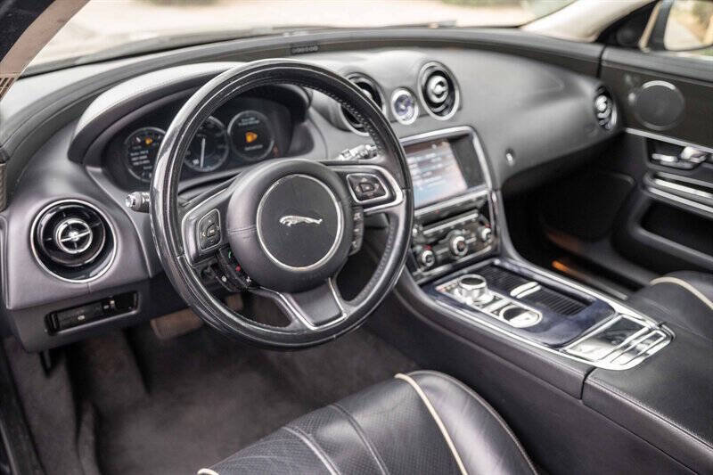 Used 2011 Jaguar XJ L RWD image 9