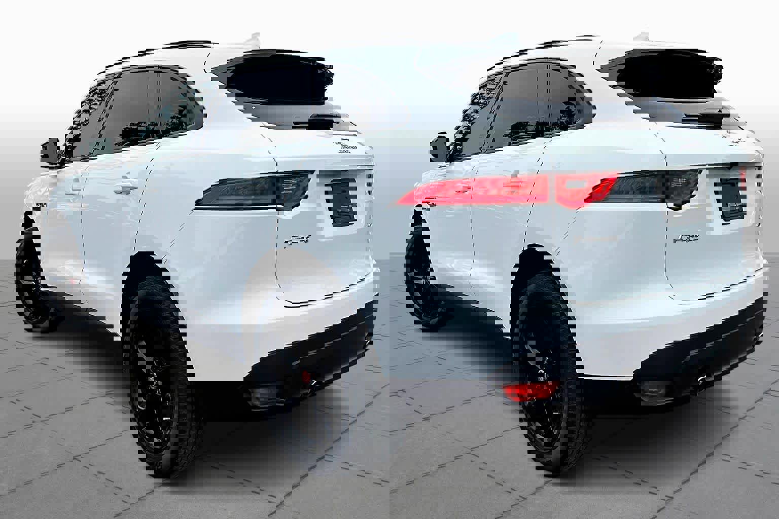 Used 2018 Jaguar F-PACE Premium image 11