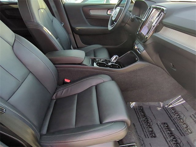 Used 2025 Volvo XC40 B5 Plus image 21