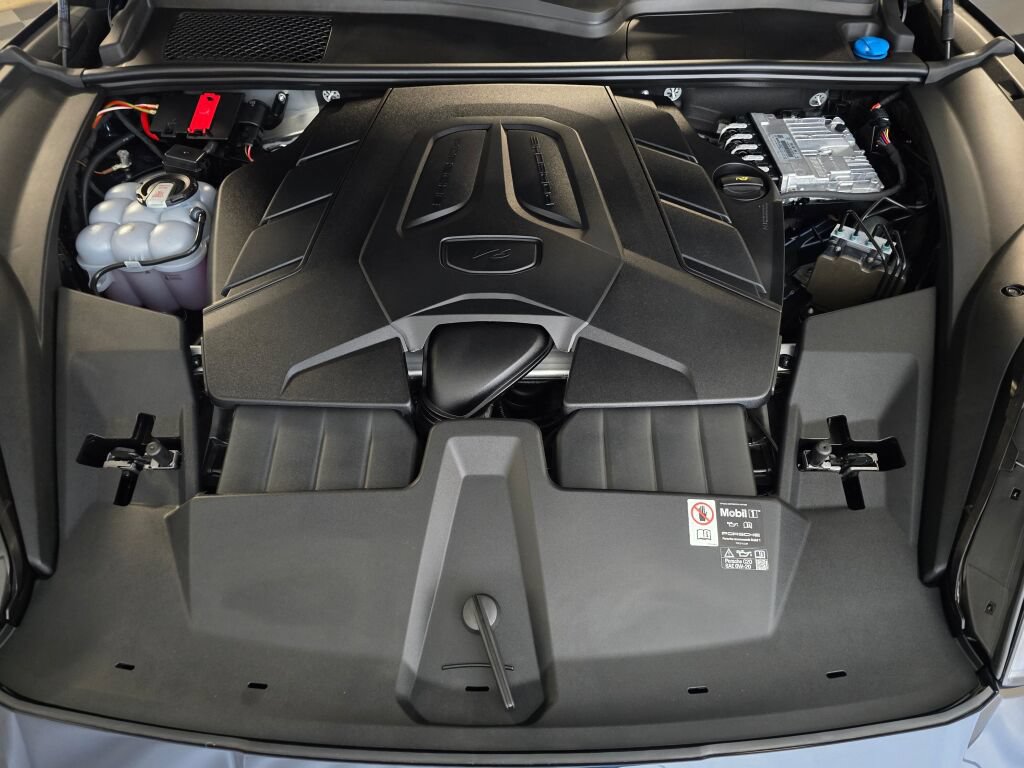 Certified 2025 Porsche Cayenne Coupe AWD/4WD image 11