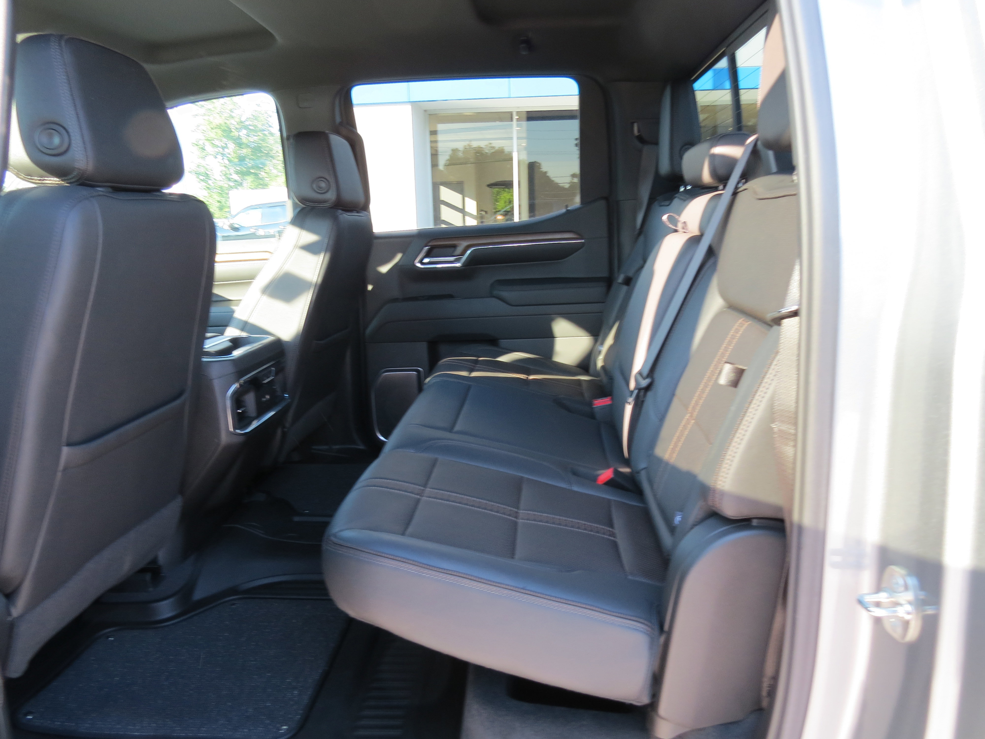 Used 2024 Chevrolet Silverado 1500 High Country w/ Technology Package AWD/4WD image 15