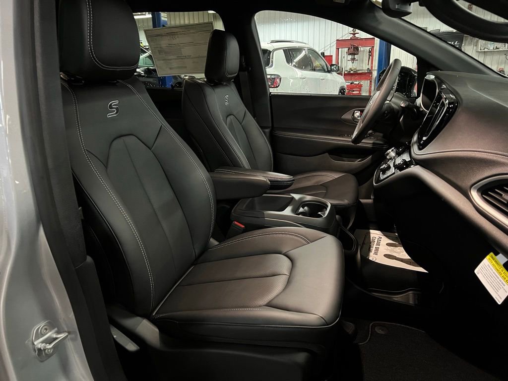 New 2026 Chrysler Pacifica Select w/ S Appearance Package FWD image 13