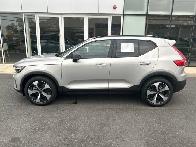 Certified 2025 Volvo XC40 B5 Plus AWD/4WD image 2