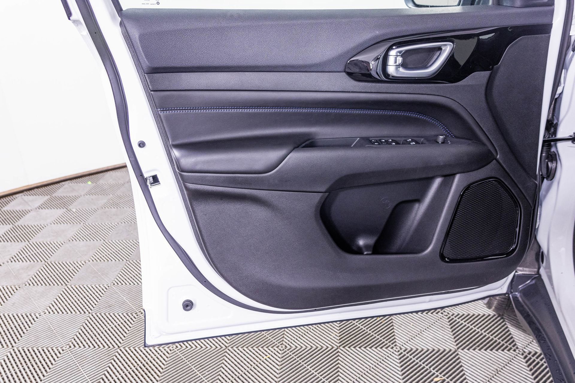 New 2026 Jeep Compass Latitude image 15