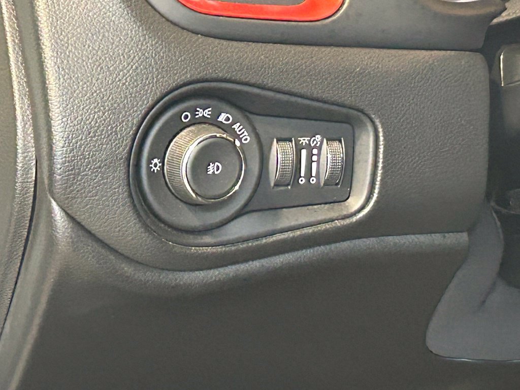 Used 2017 Jeep Renegade Trailhawk AWD/4WD image 36