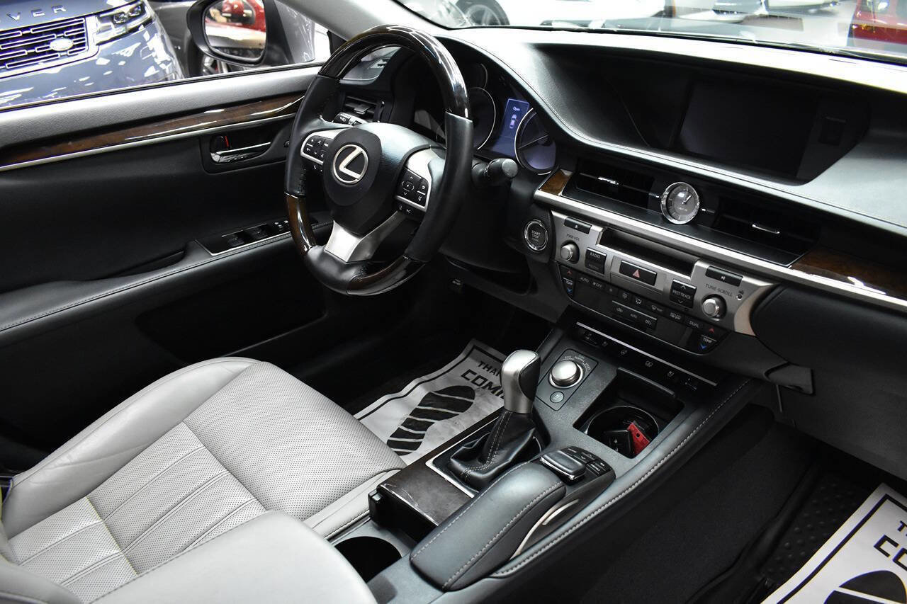 Used 2018 Lexus ES 350 w/ Luxury Package w/Wood Trim image 19