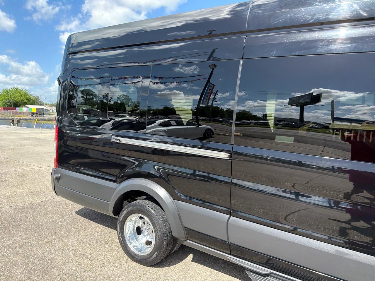 Used 2018 Ford Transit 350 XLT image 9