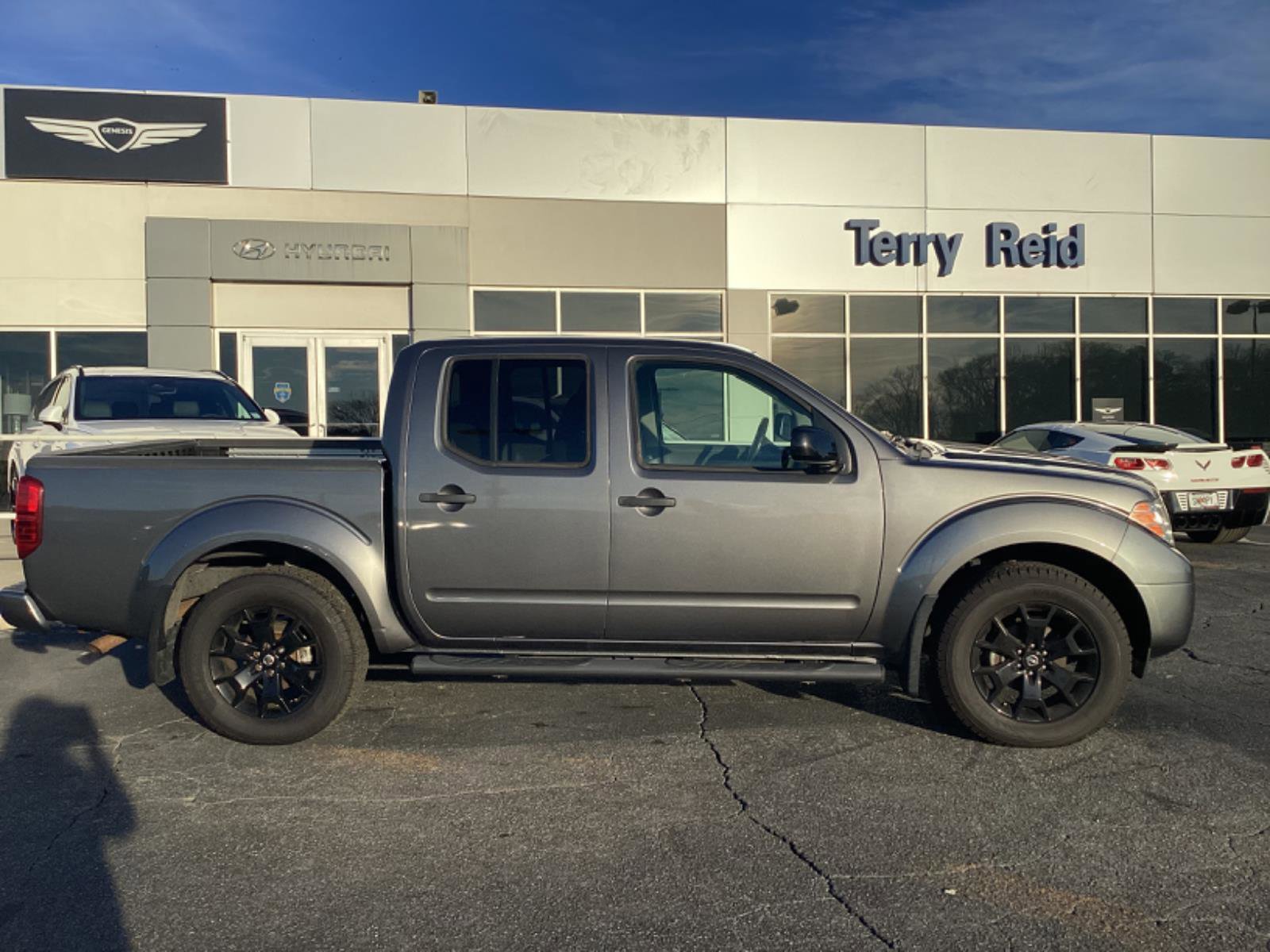 Used 2021 Nissan Frontier SV w/ Midnight Edition Floor Mats image 5
