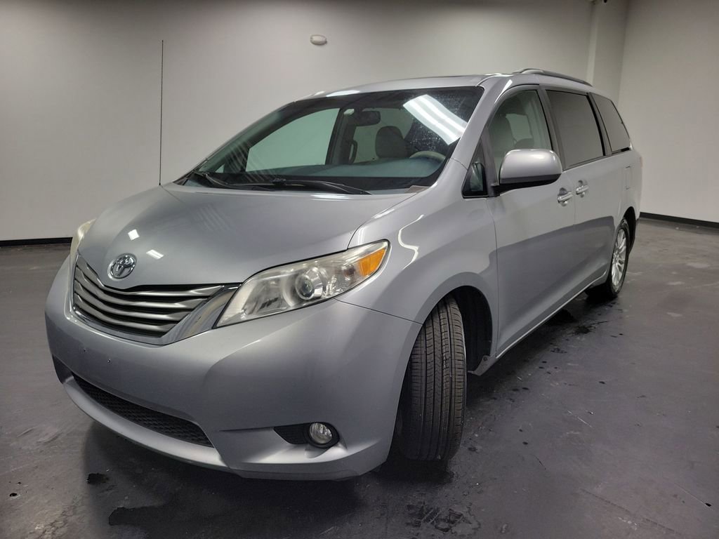 Used 2014 Toyota Sienna XLE image 4
