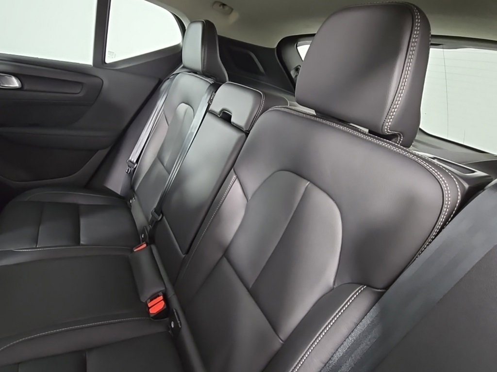 Used 2024 Volvo XC40 B5 Ultimate w/ Climate Package image 17