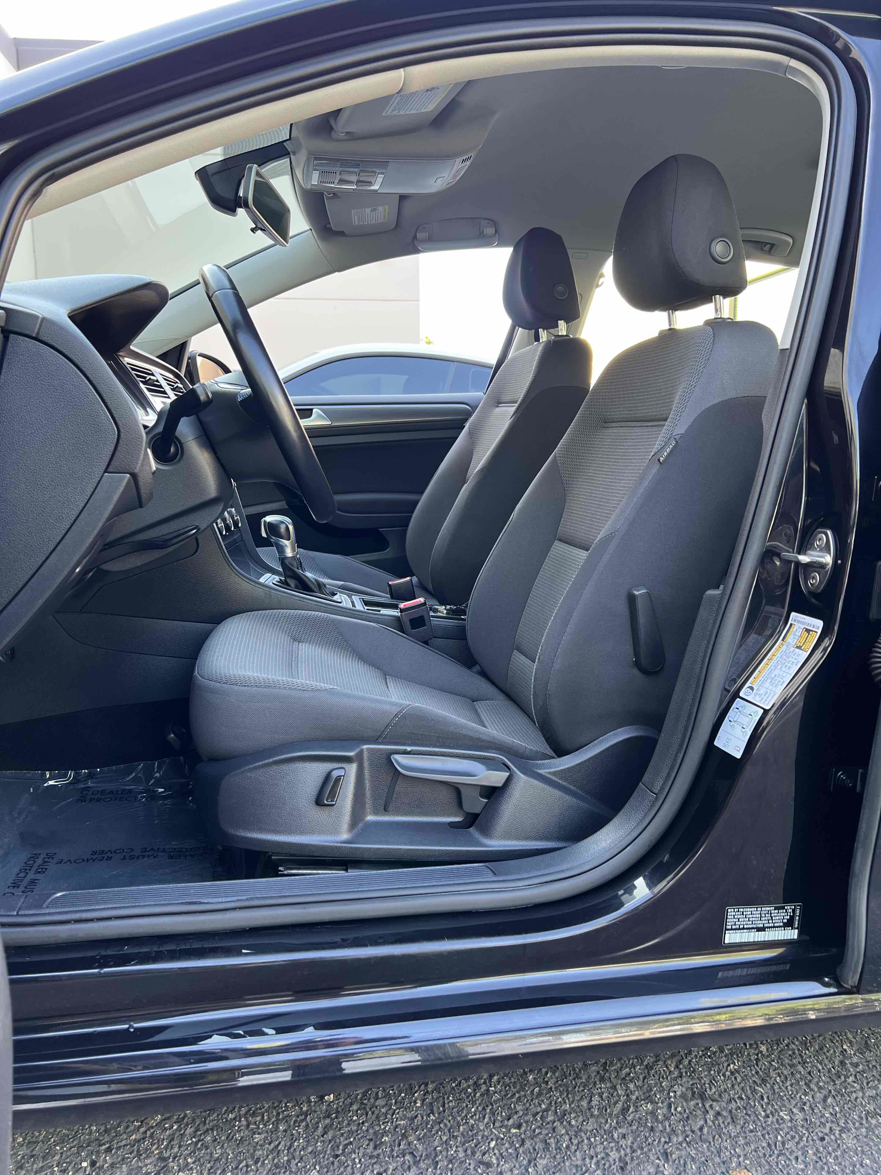 Used 2019 Volkswagen e-Golf SE w/ Driver Assistance Package FWD image 30
