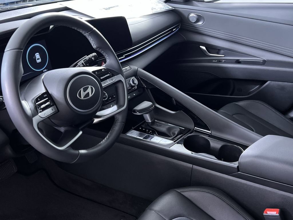 Used 2025 Hyundai Elantra Limited image 30