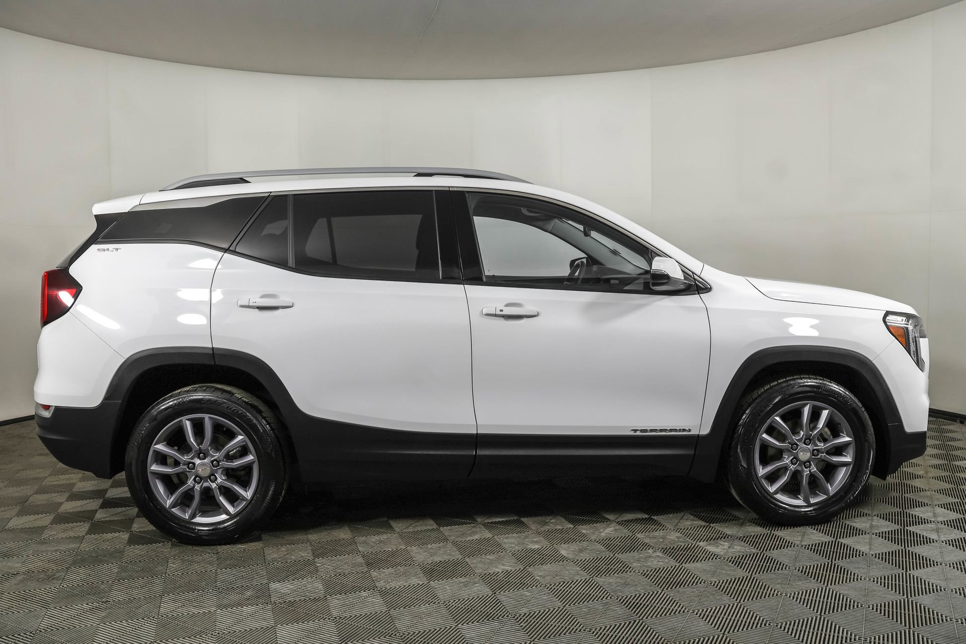 Used 2023 GMC Terrain SLT image 14