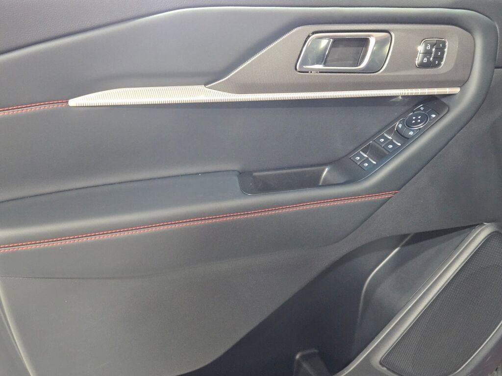 Used 2025 Ford Explorer ST-Line w/ Premium Package image 30