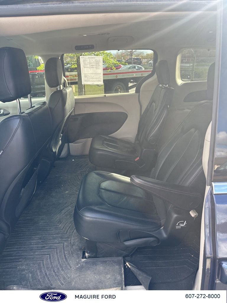 Used 2020 Chrysler Pacifica Touring-L image 11