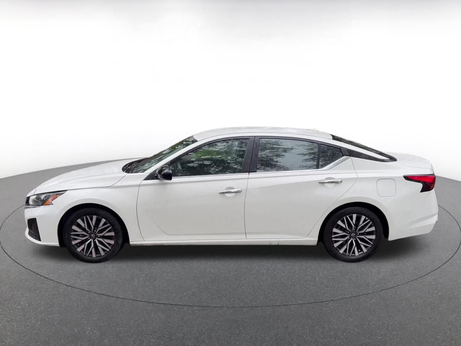 Used 2025 Nissan Altima 2.5 SV FWD image 9