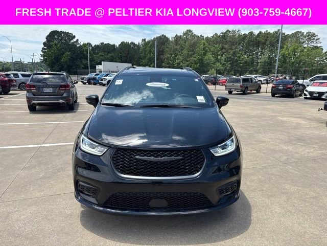 Used 2025 Chrysler Pacifica Limited FWD image 2