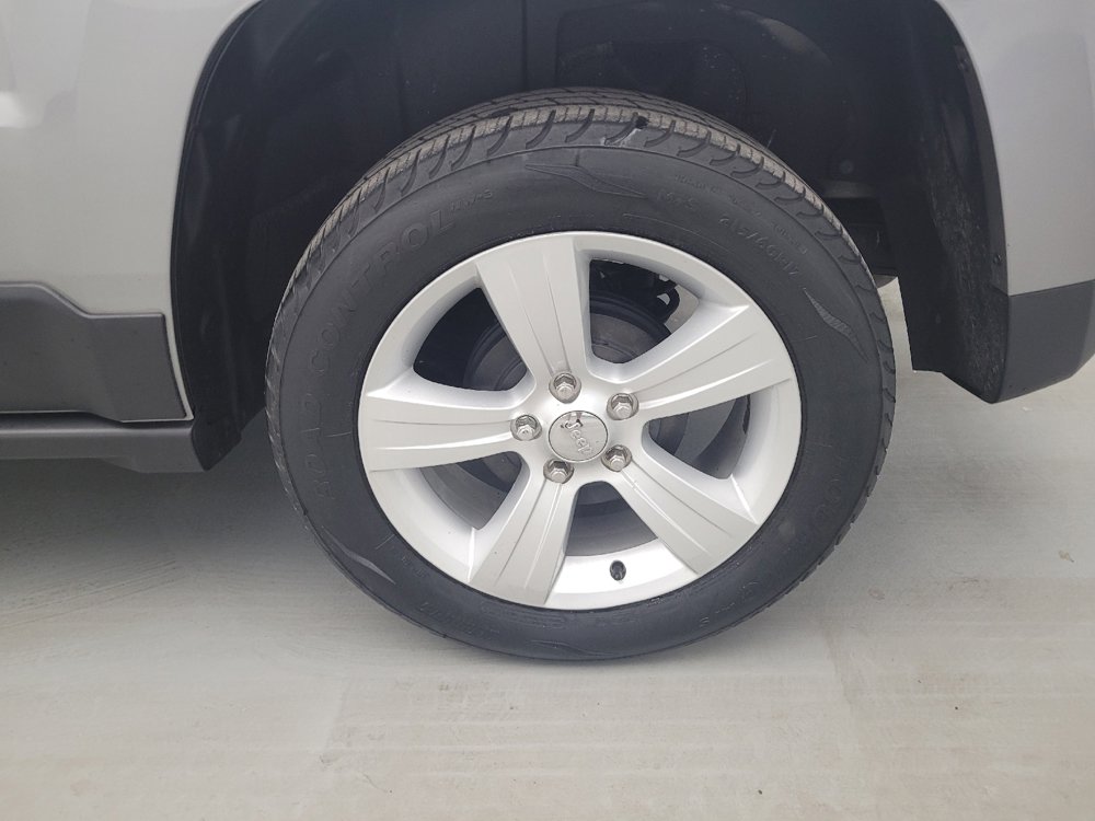Used 2014 Jeep Patriot Latitude FWD image 31