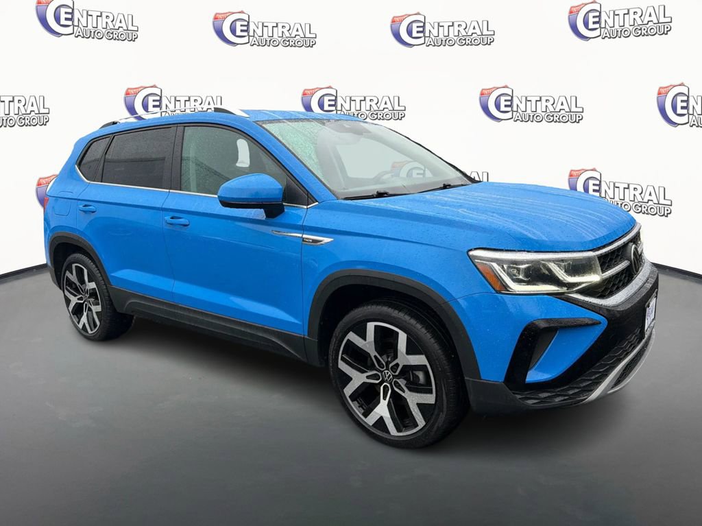 Used 2022 Volkswagen Taos SEL w/ Panoramic Sunroof Package image 3