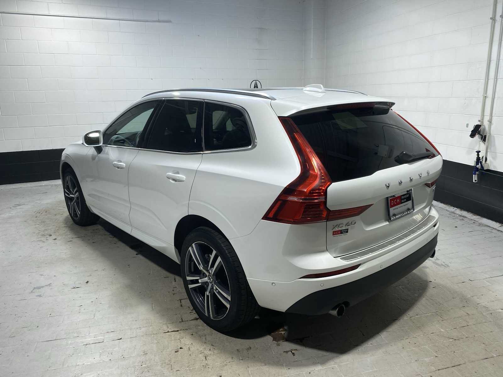 Used 2019 Volvo XC60 T5 Momentum w/ Multimedia Package AWD/4WD image 4