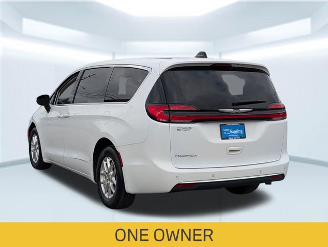 Used 2023 Chrysler Pacifica Touring-L FWD image 3