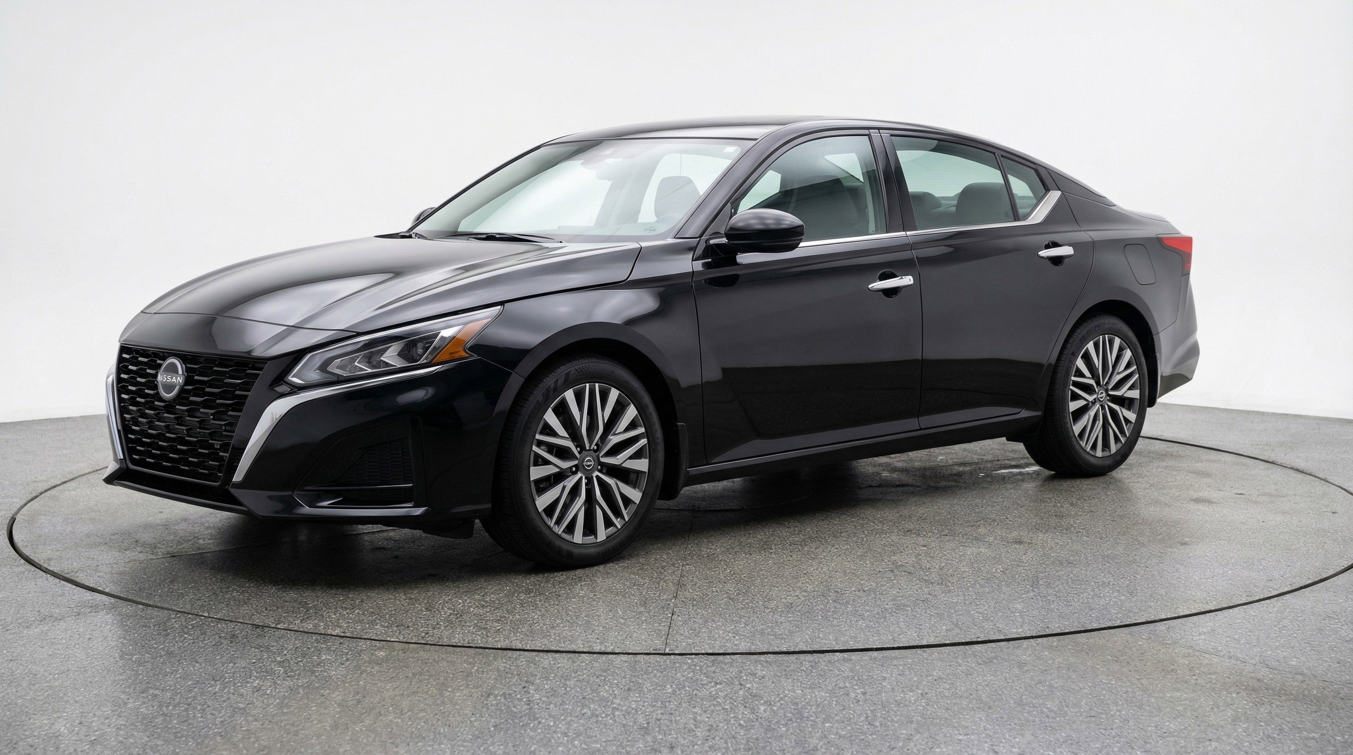 Used 2025 Nissan Altima 2.5 SV FWD image 3