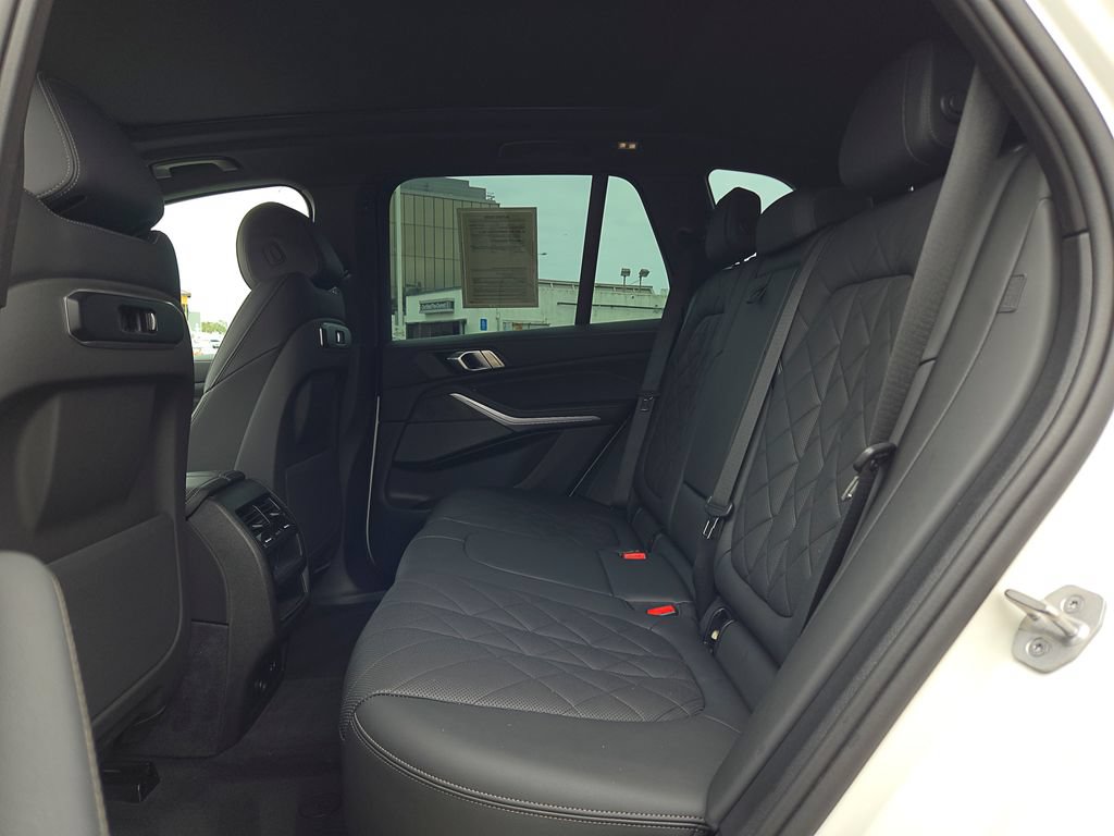 Used 2025 BMW X5 xDrive40i w/ M Sport Package AWD/4WD image 9