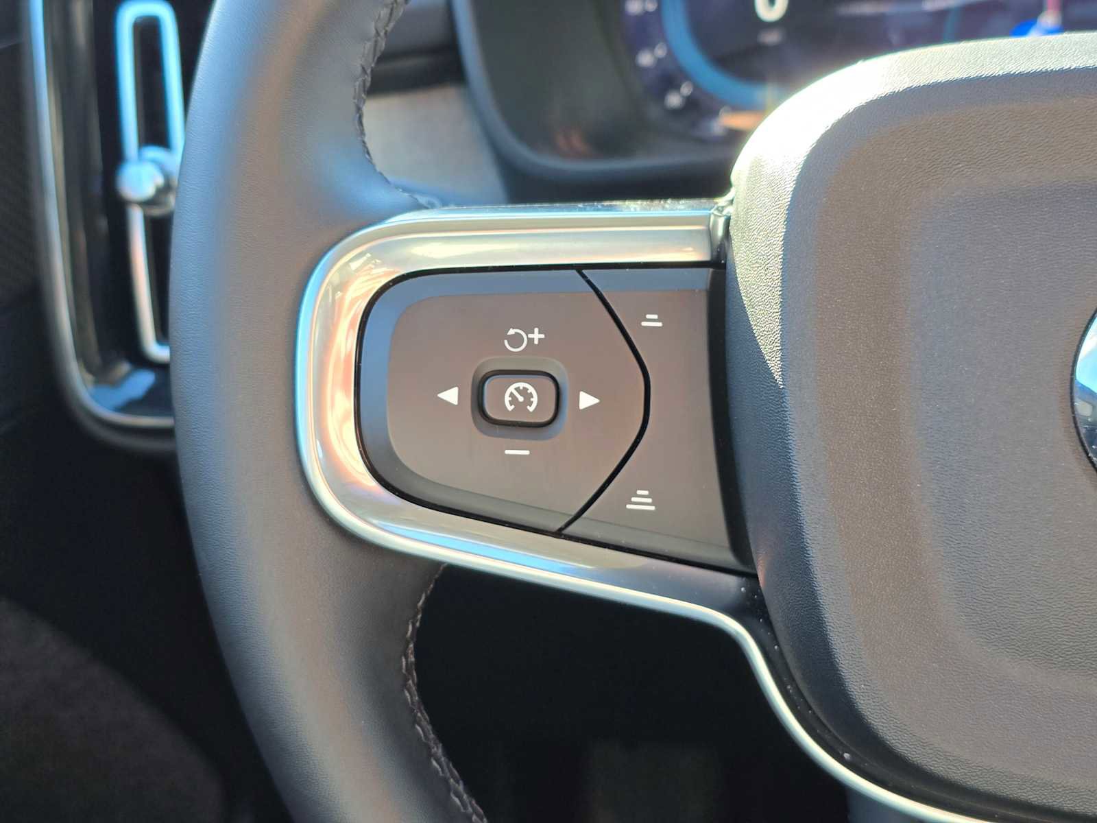 Used 2025 Volvo XC40 B5 Plus w/ Climate Package image 29