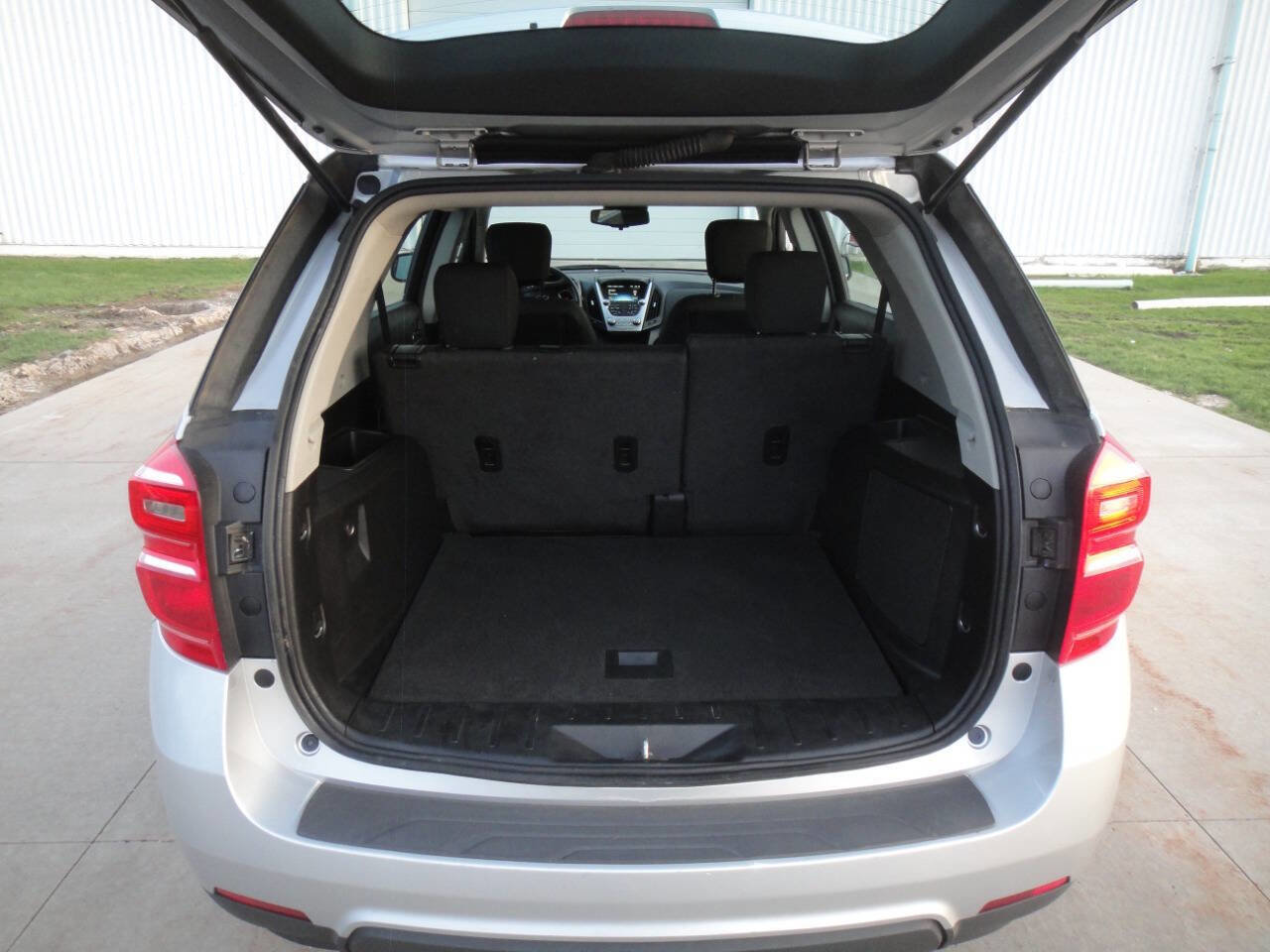 Used 2017 Chevrolet Equinox LS AWD/4WD image 28