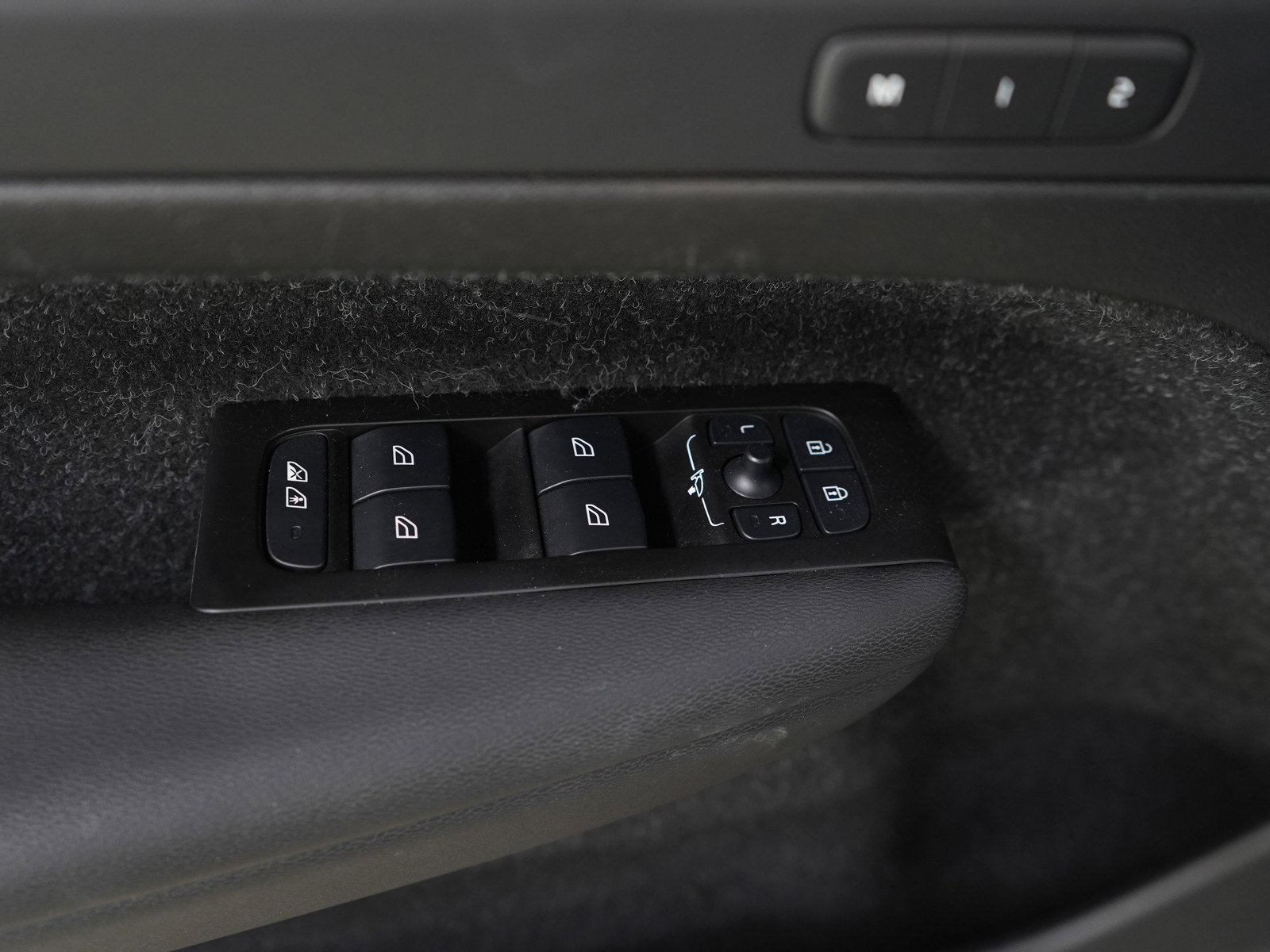 Used 2021 Volvo XC40 P8 Recharge w/ Advanced Package image 21