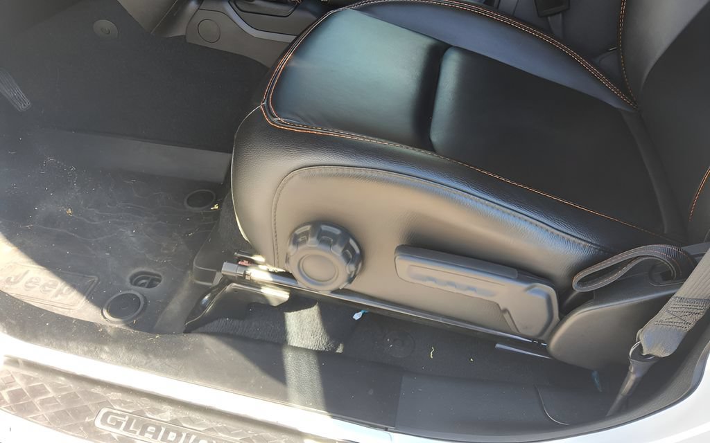 Used 2023 Jeep Gladiator Mojave w/ LED Lighting Group AWD/4WD image 26