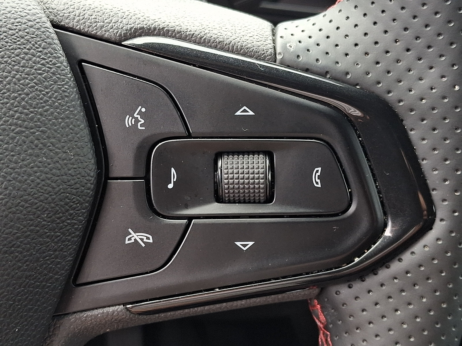 Certified 2026 Chevrolet Trax RS w/ Sunroof Package FWD image 23