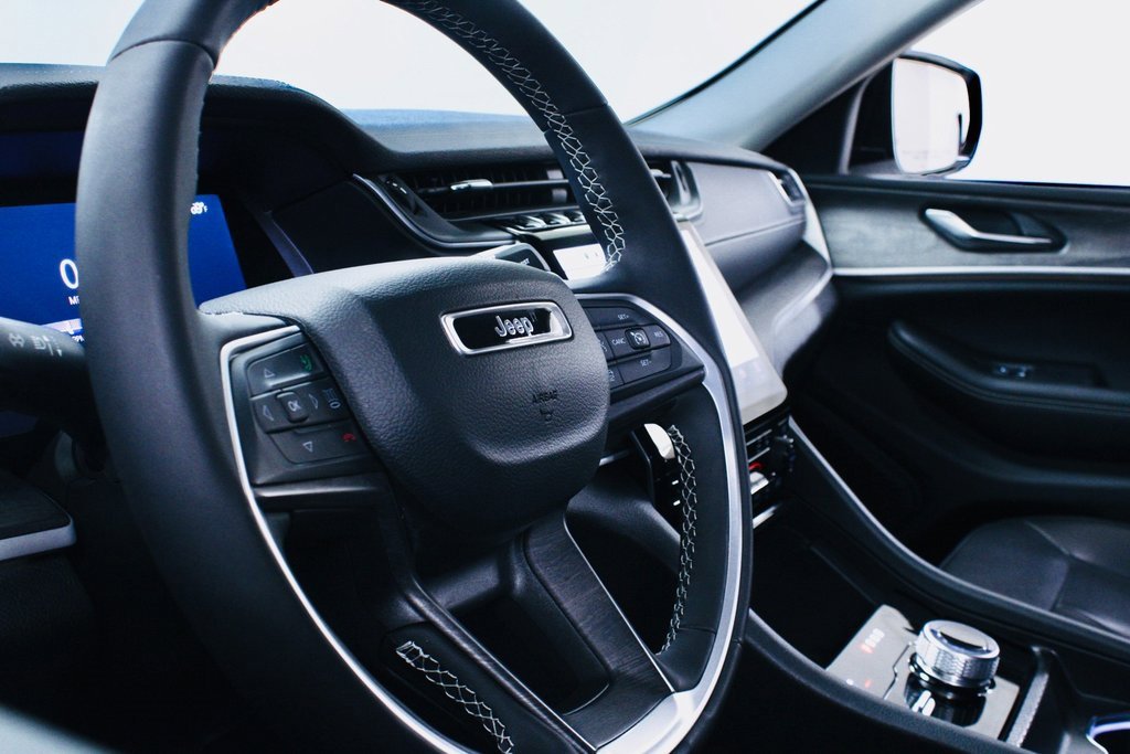 Used 2024 Jeep Grand Cherokee Limited w/ Black Appearance Package image 10