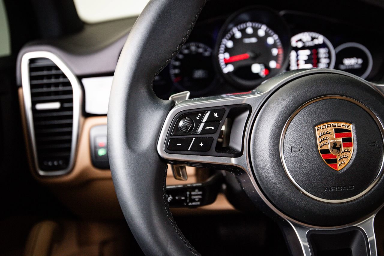 Certified 2023 Porsche Cayenne Platinum Edition image 17